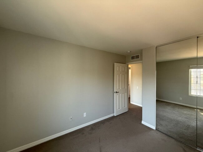 Building Photo - Beautiful 4B/2BA Top Floor Corner Unit wit...