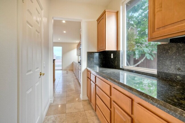 Building Photo - Executive Home with Views!