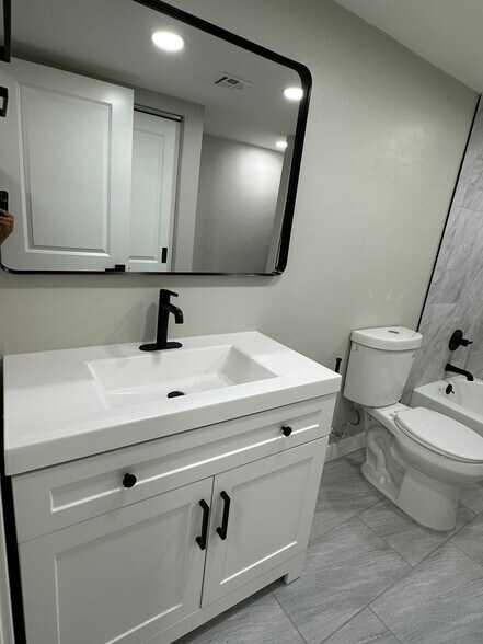 Main bath - 1331 W Speedway Blvd