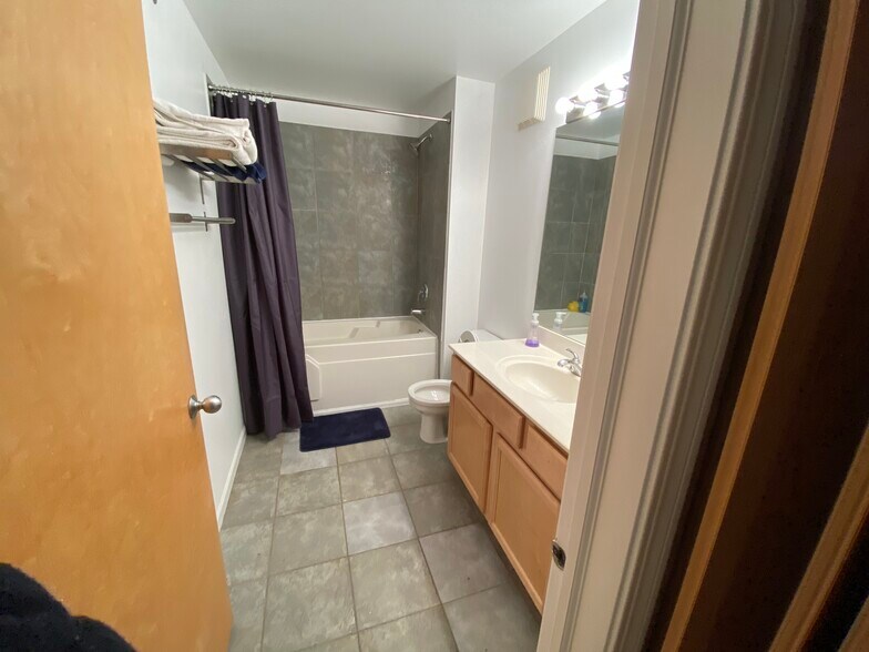 Building Photo - 215 N Aberdeen St