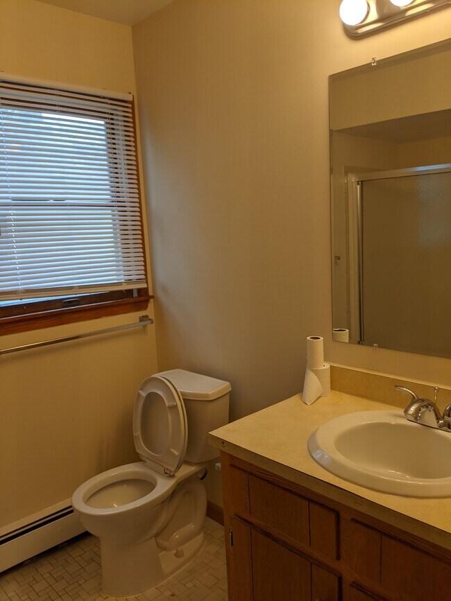 Full bath room - 32 N Middaugh St