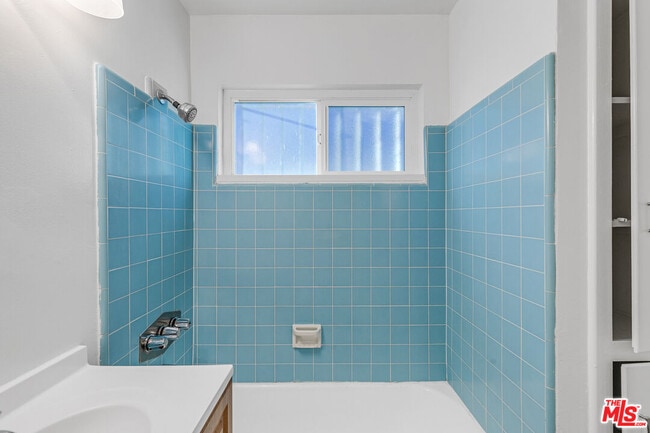 Building Photo - 717 Ocean Front Walk