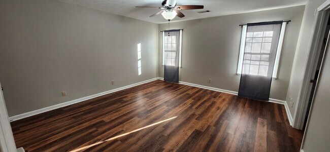 Building Photo - 4 bedroom home in North Columbus