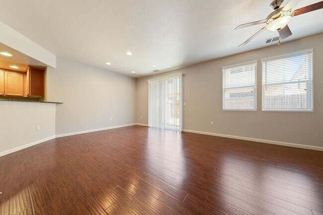 Building Photo - Spacious 3/3 Townhouse in North Clovis