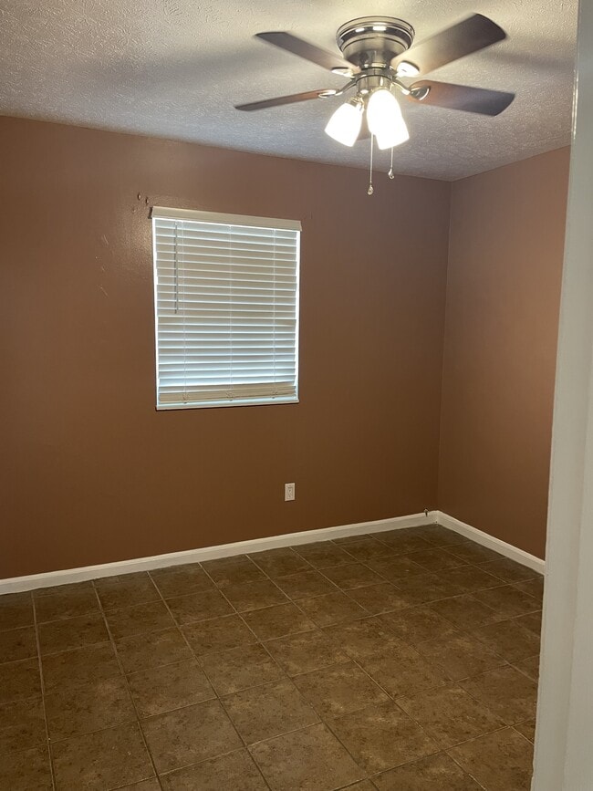 Building Photo - 107 Lakeside Cir