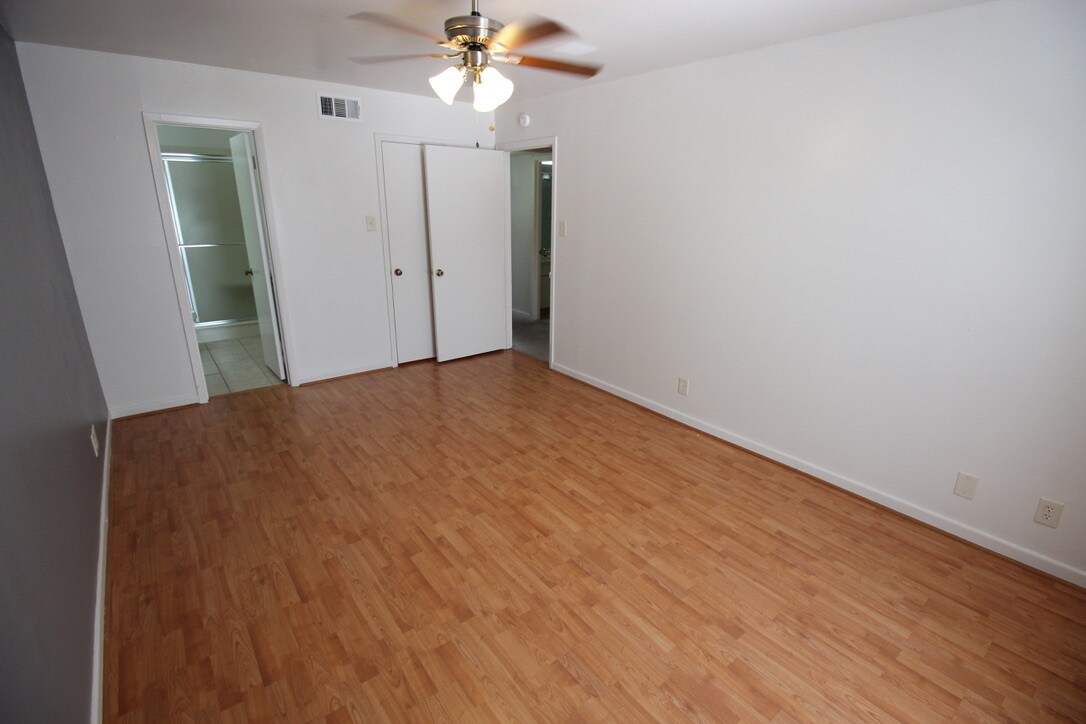 Building Photo - 8401 N New Braunfels Ave