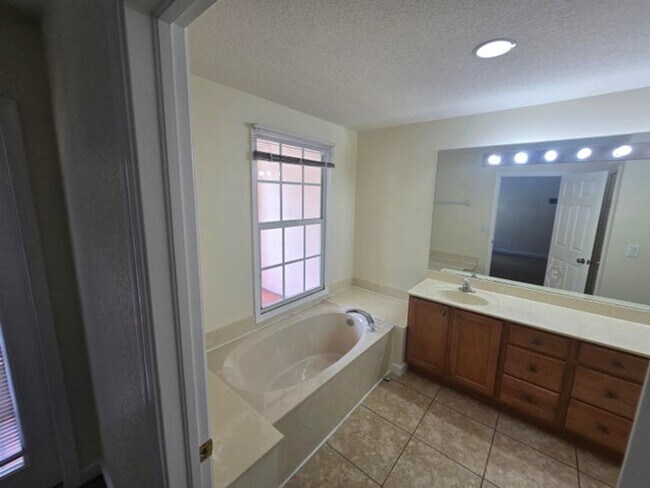 Building Photo - 8017 Murano Cir