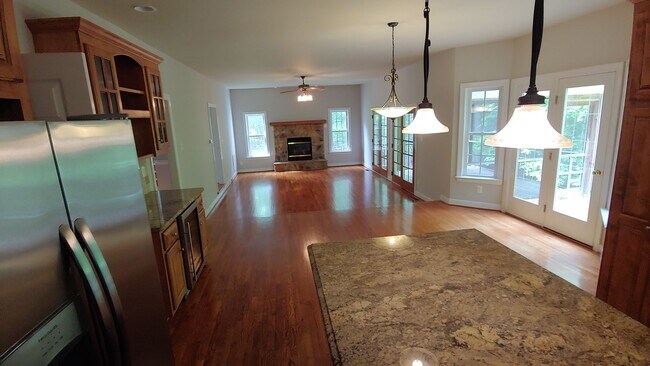 Building Photo - 3-4 BR / 2.5 BA Lovely Two-Story in The Highlands