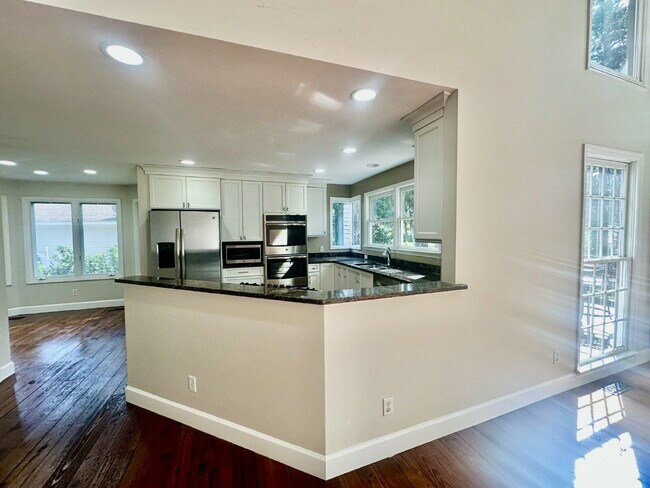 Building Photo - Amazing Four Bedroom Home Located Close to Alljoy Beach with Community Dock Access in Bluffton!