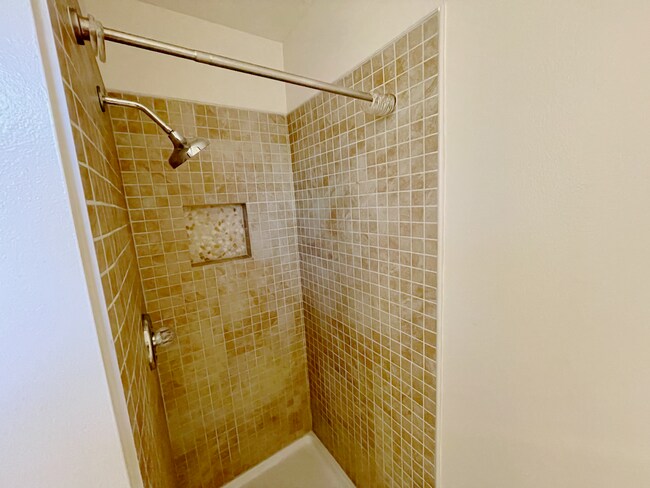 Building Photo - COUNTRY SETTING 3 BEDROOM WITH POOL AND SOLAR