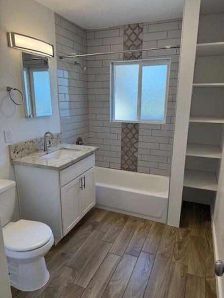 Building Photo - 2537 E Clarendon Ave