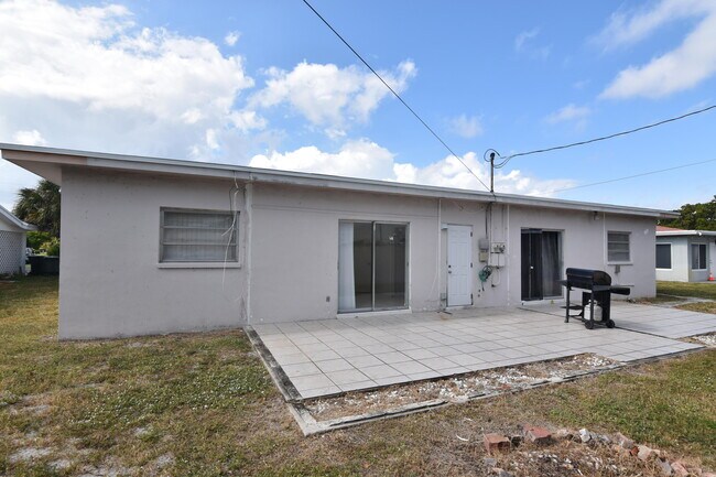 Building Photo - 2472 NE 5th Ave