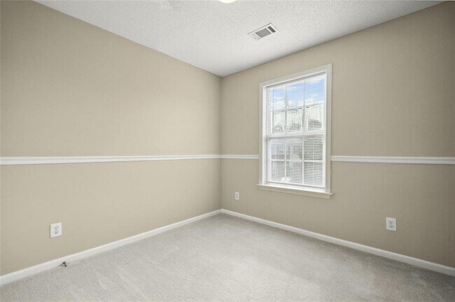 Building Photo - 14 Highoak Dr