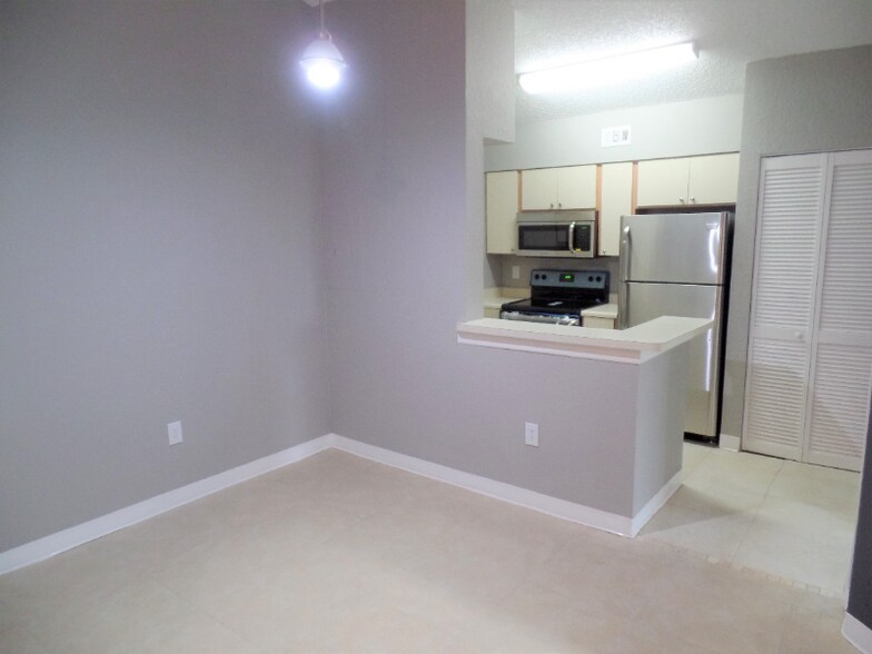 Building Photo - 2850 N Oakland Forest Dr