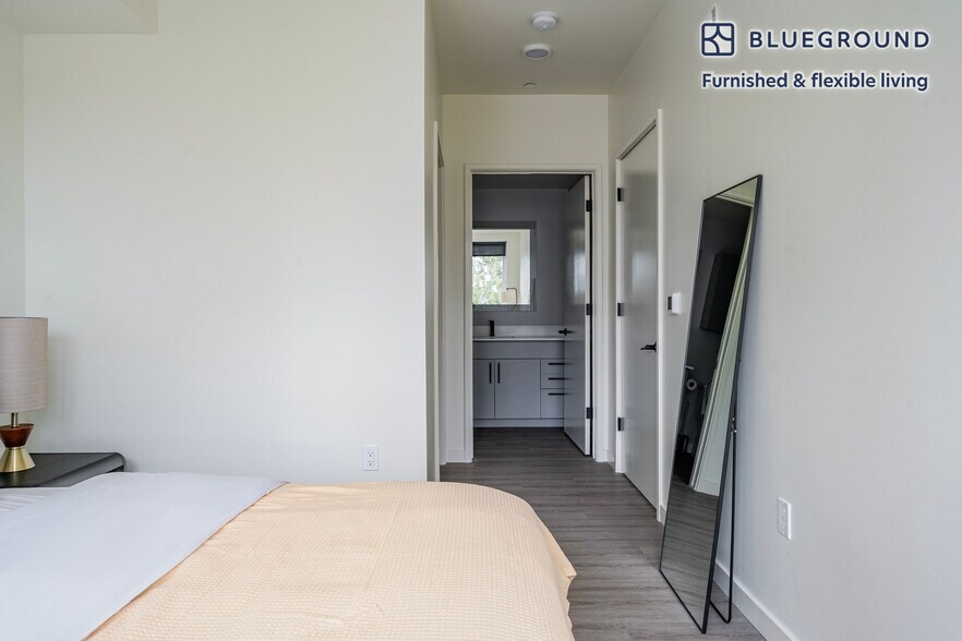 Building Photo - 10050 NE 10th St