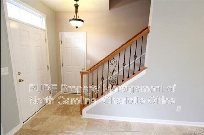 Building Photo - 6033 Queens Walk Ct