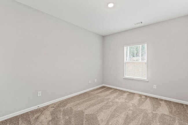 Building Photo - North Paulding High School - 4 bedrooms/2....