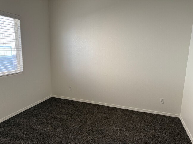 Building Photo - Beautiful 3 Bedroom, 2 Bath Within Walking...