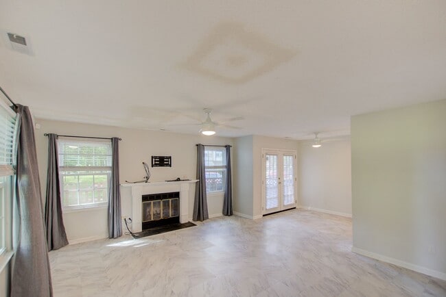 Building Photo - 2 Bed, 2 Bath Centrally Located Condo in G...