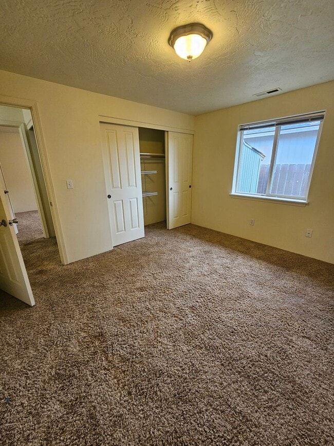 Building Photo - Lovely Central Point Home in Convenient Location