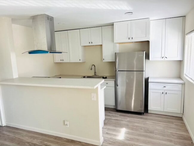 Building Photo - Bahama Palms, recientemente renovado: $1,850, 650 pies cuadrados — ¡Encantador refugio de 1 dormi...