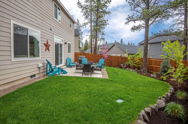 Building Photo - Modern 4-bdr with two Master Suites & Moun...