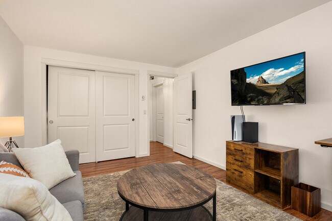 Building Photo - 215 9th St