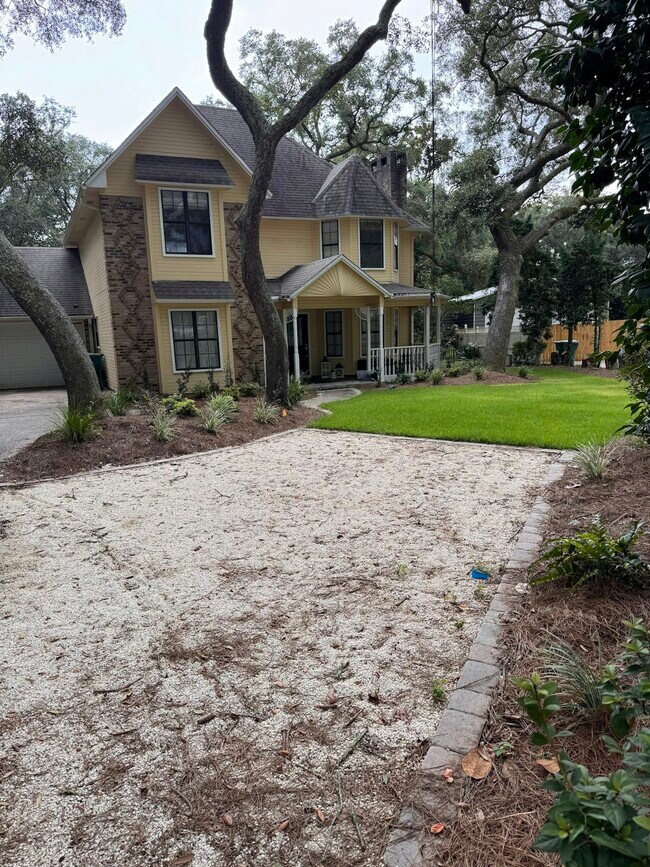 Building Photo - 237 Dominica Cir E