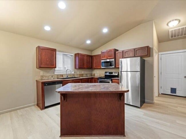 Building Photo - 506 Manzanita Ln