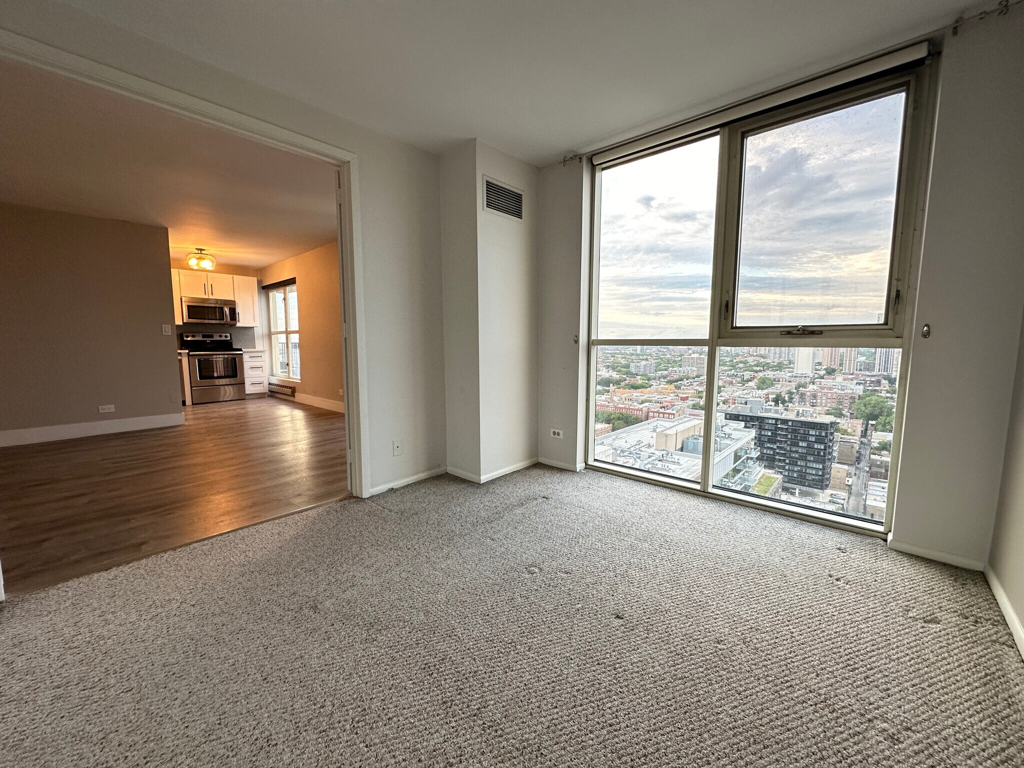 Building Photo - 1212 N La Salle Dr