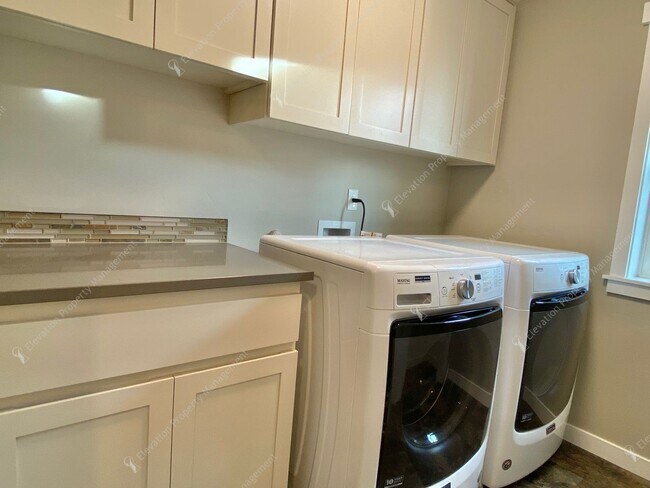 Building Photo - Bright Southeast Bend Home Near Canal Trai...