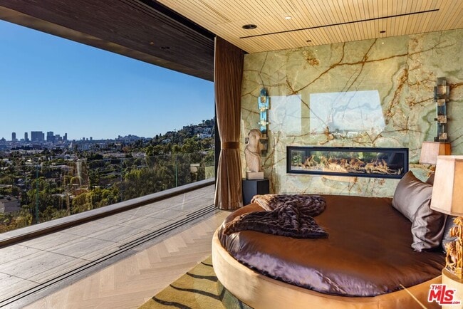 Building Photo - 1851 N Stanley Ave