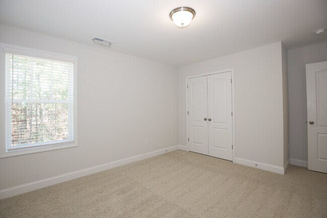 Building Photo - Charming 4 Bedroom Rental Home with Spacio...