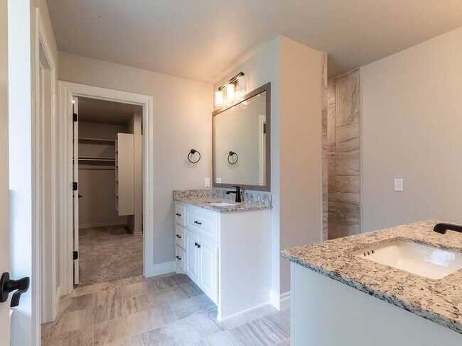 Building Photo - Beautiful Home - 4 Bedroom, 3 Bathroom with Bonus Room in East Edmond
