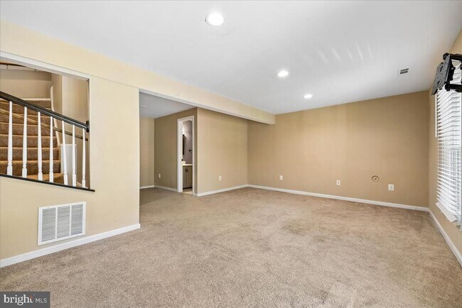 Building Photo - 6630 Commodore Ct