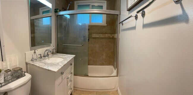 Building Photo - 7236 Oakdale Ave