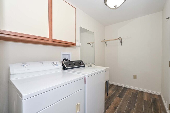 Building Photo - 55+ Gorgeous Gem Furnished ready for Move in!