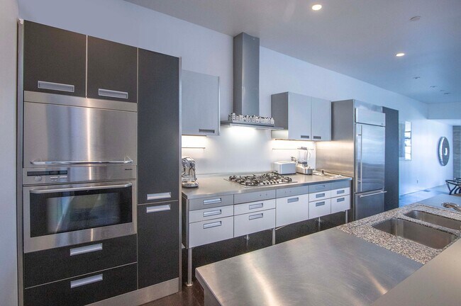 Building Photo - Stunning 4Bed/2.5ba Condo in Pacific Heights