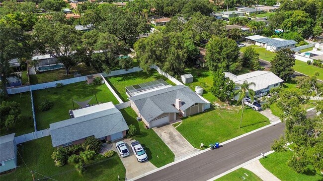 Building Photo - 2021 Valley Dr