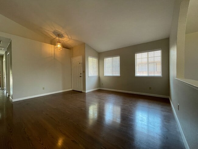 Building Photo - 1080 Camellia Ln