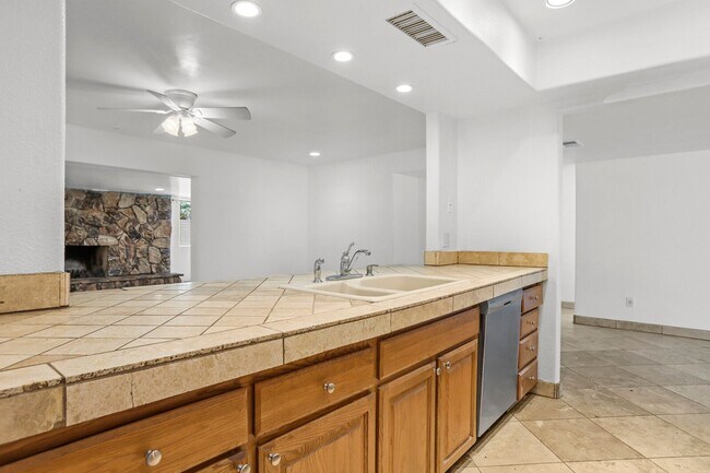 Building Photo - Prime ASU Location 5BR Home with Pool & Garage