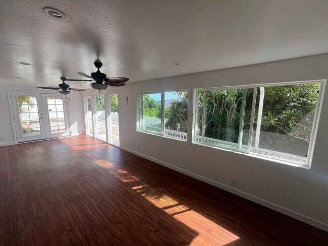 Building Photo - Renovated 6 Bedroom, 3.5 Bath Home with 2 Garages in Aina Haina