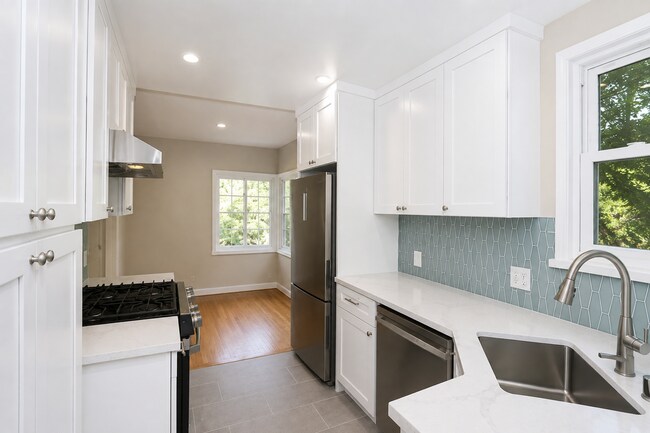 Building Photo - Charming Bungalow in the Montclair Hills