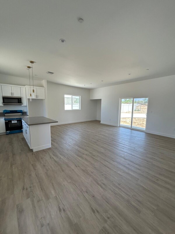 Building Photo - 9232 E Ave T 6