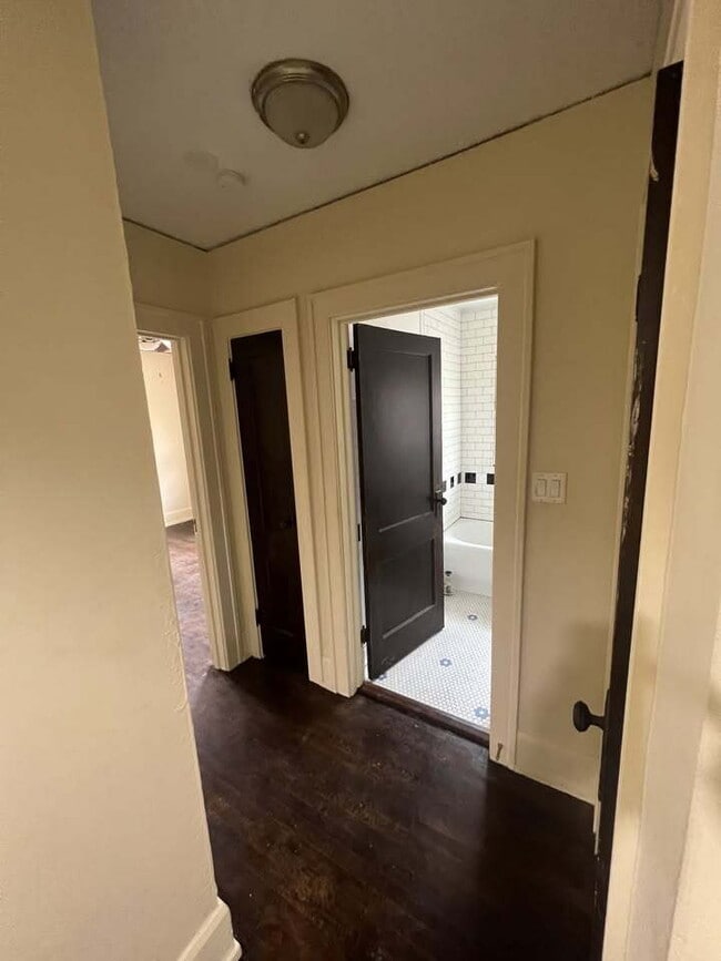 Building Photo - 1 Br / 1 Ba Historical Apartment in a Beau...