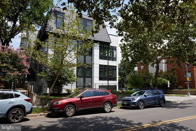 Building Photo - 1001 Monroe St NW