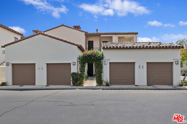 Building Photo - 48613 Classic Dr