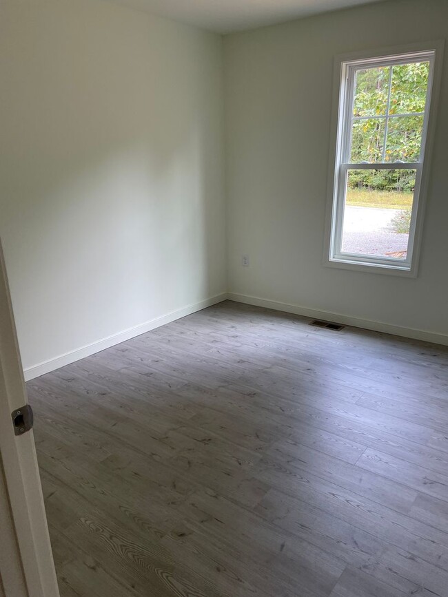 Building Photo - 3 bedrooms/1 bath  apartment in Cumberland...