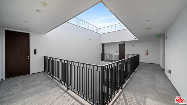 Building Photo - 927 Fedora St