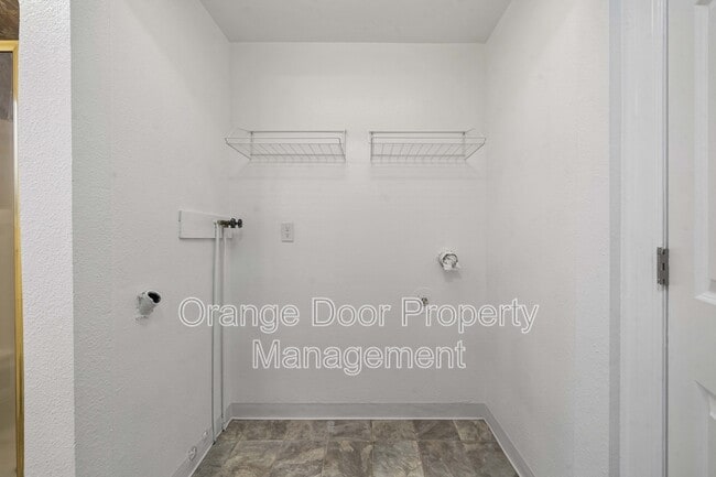 Building Photo - 9231 S K St
